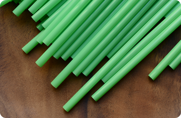 green plastic straws